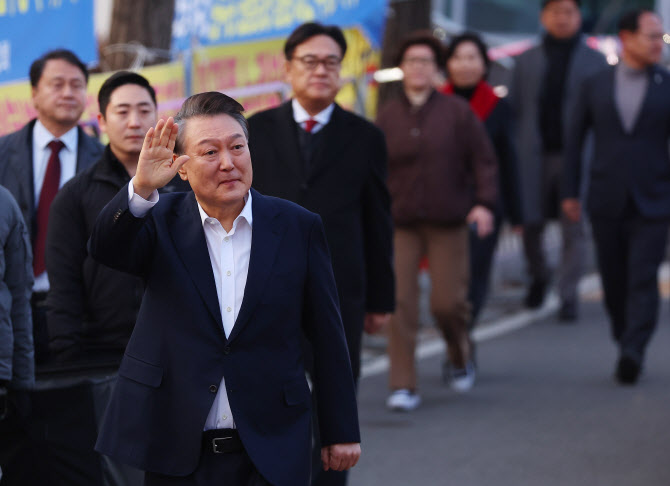 윤 대통령, 체포 52일 만에 석방…"무너진 법치 원상복구"