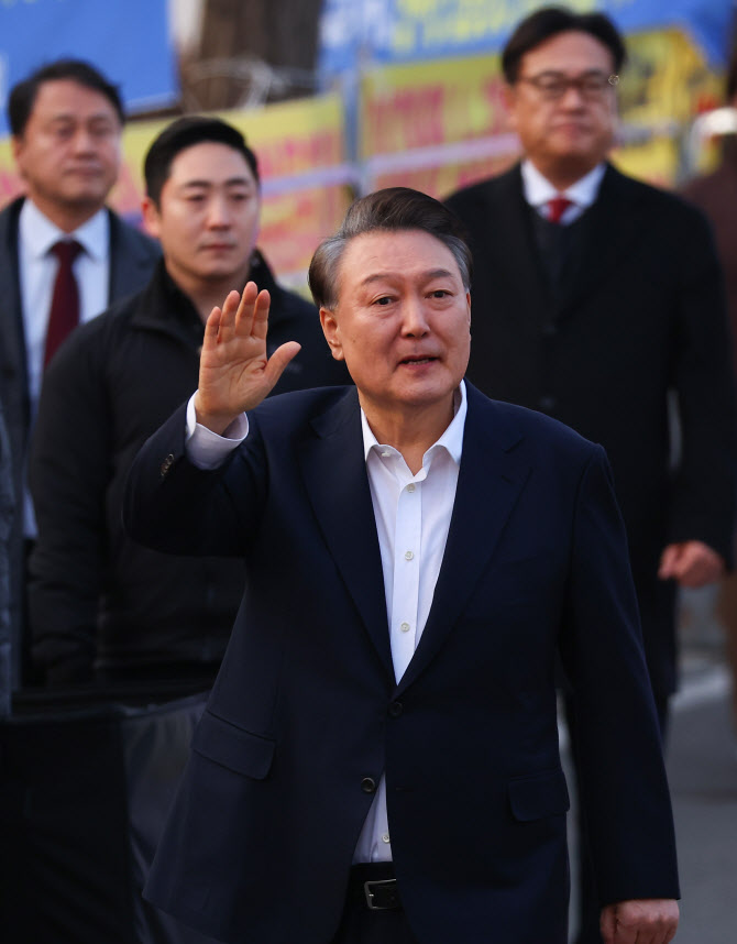 [속보] 윤 대통령, 곧 한남동 관저 도착 예정