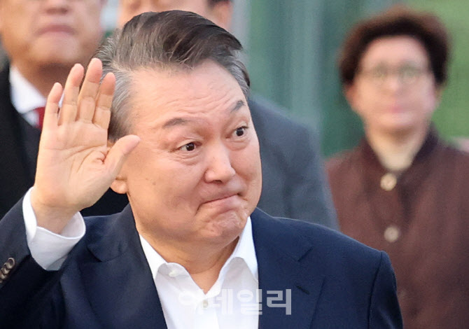 구치소 나온 윤석열…밝은 표정 속 6번 허리 숙였다