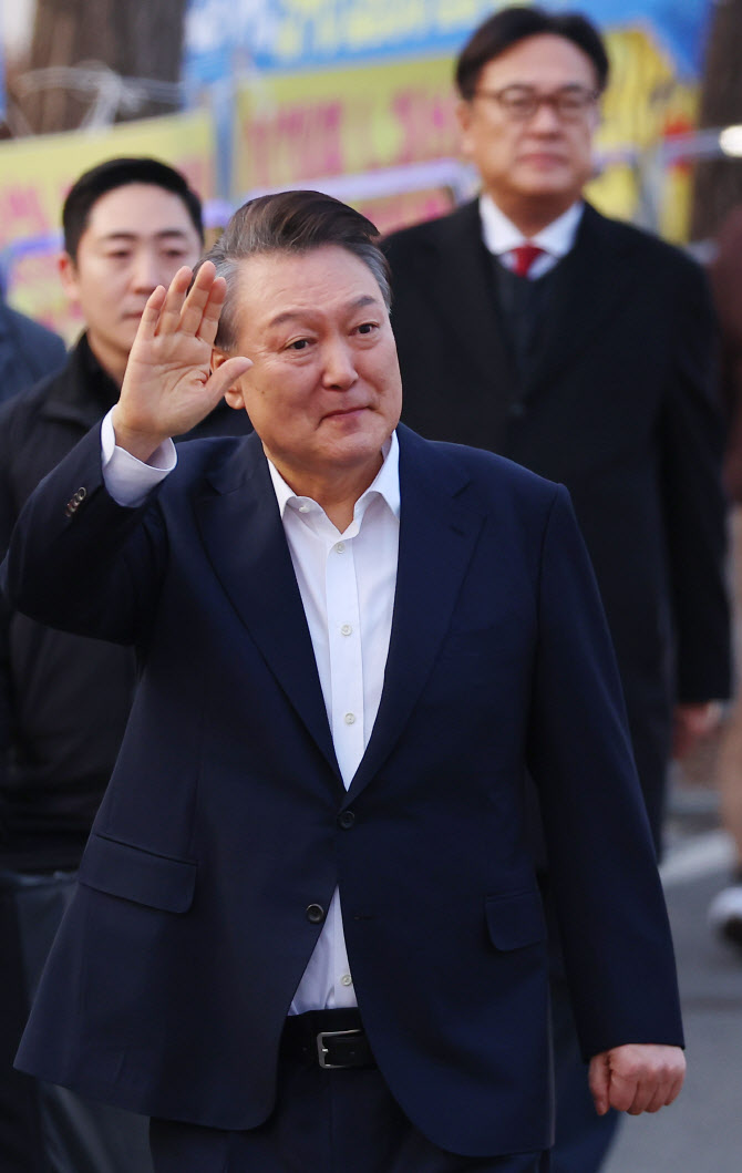 與권성동 “尹 늦었지만 당연한 석방…자행된 불법 책임 물을 것”