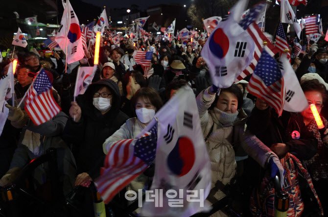[포토]윤석열 대통령 석방, '환영하는 지지자들'