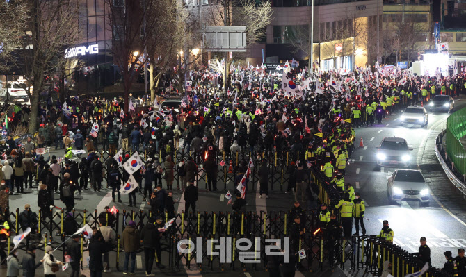 [포토]'한남동에 모인 윤석열 대통령 지지자들'