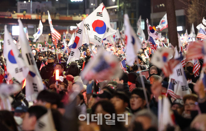 [포토]윤석열 석방, '태극기 휘날리는 한남동'