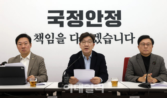 [포토]권성동, '韓 총리 탄핵심판 조속히 선고해야...尹과 동시 선고 안돼'