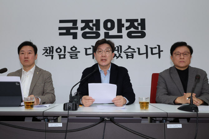 與권성동, 민주당 검찰총장 탄핵 시사에…“민심철퇴로 돌아올 것”
