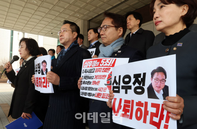 [포토]더불어민주당 의원들, '尹대통령 석방' 대검 항의방문 총장 사퇴요구
