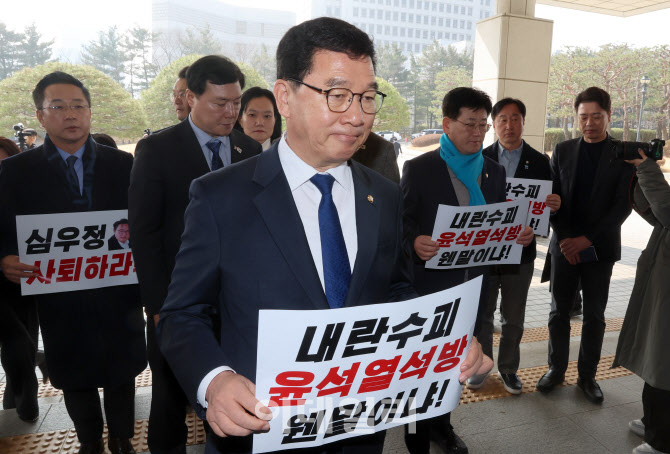 [포토]대검 들어서는 더불어민주당 의원들