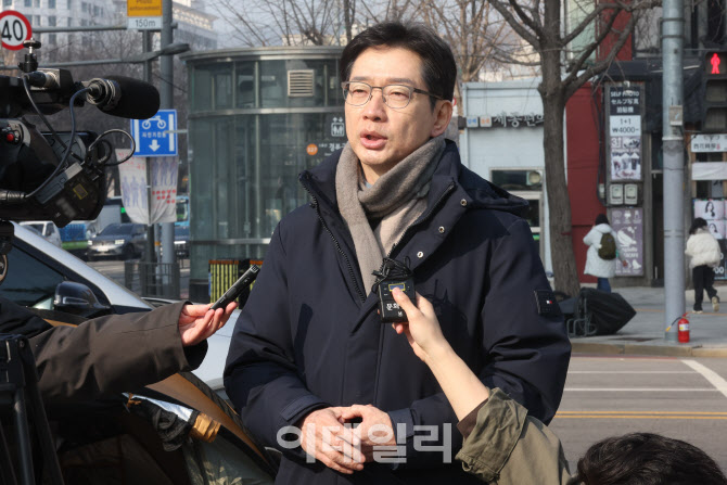 [포토]취재진 질문에 답하는 김경수 전 경남도지사