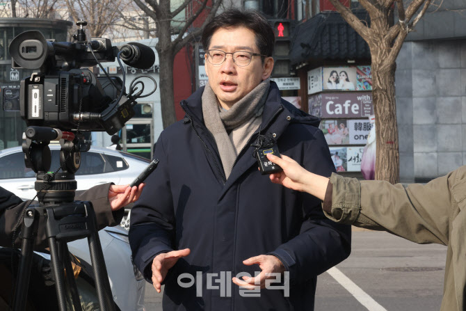 [포토]취재진 질문에 답하는 김경수 전 도지사