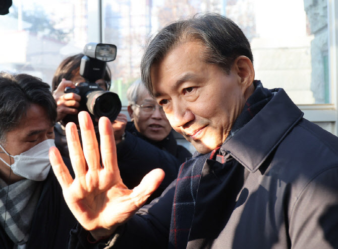 “밝은 尹 보며 치밀어올랐지만…” 조국, 분노의 옥중서신