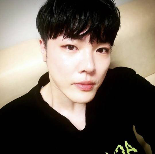 “동물원 원숭이한테 먹이 던지듯”…故휘성, 생전 악플로 고통