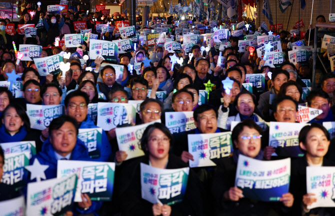 "'흉악범' 윤석열이 나왔다, 참담하다"…거리 나선 野