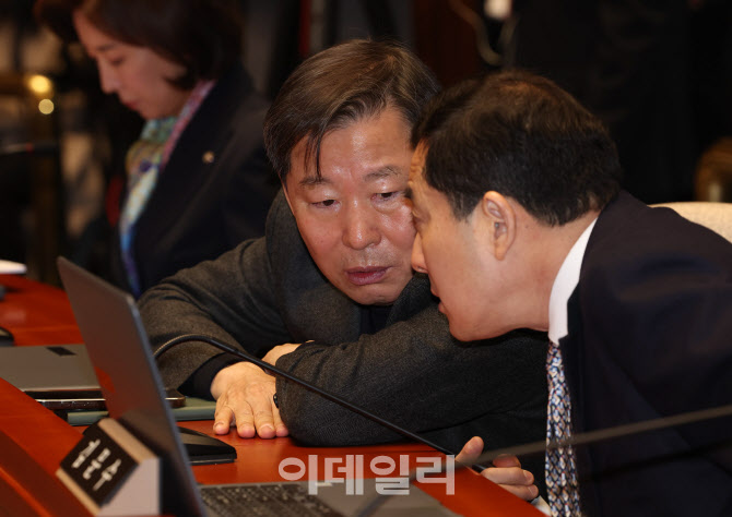 [포토]박대출 의원과 대화하는 이철규 의원
