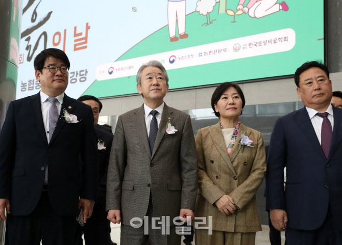 [포토] '흙의 날' 전시물 순람