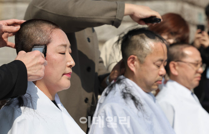 [포토]전진숙-박홍배-김문수, '윤석열 조기 파면 촉구 삭발'