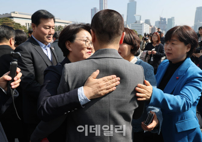 [포토]'삭발' 전진숙 의원 격려하는 동료 의원들