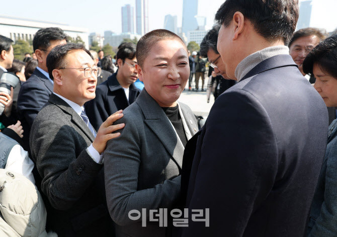 [포토]'격려 받는 전진숙 의원'