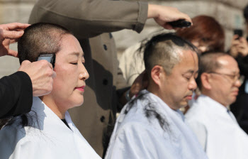 ‘윤석열 조기 파면 촉구’ 삭발 나선 민주당 의원들