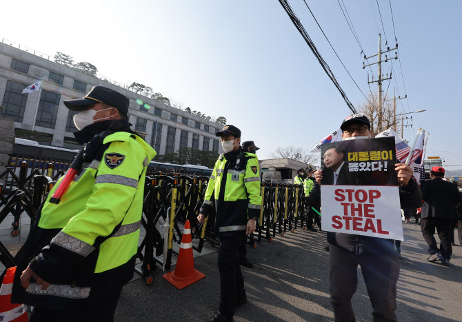 탄핵 혼란에 학교 운영도 축소..헌재 인근 초교 가정통신문