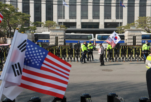 탄핵심판 선고 임박…경찰, 헌재 인근 '드론 비행금지구역' 지정 요청