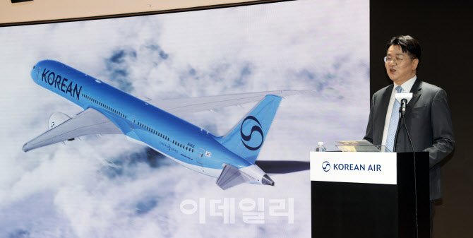 [포토]조원태 대한항공 회장, 새로운 CI 설명