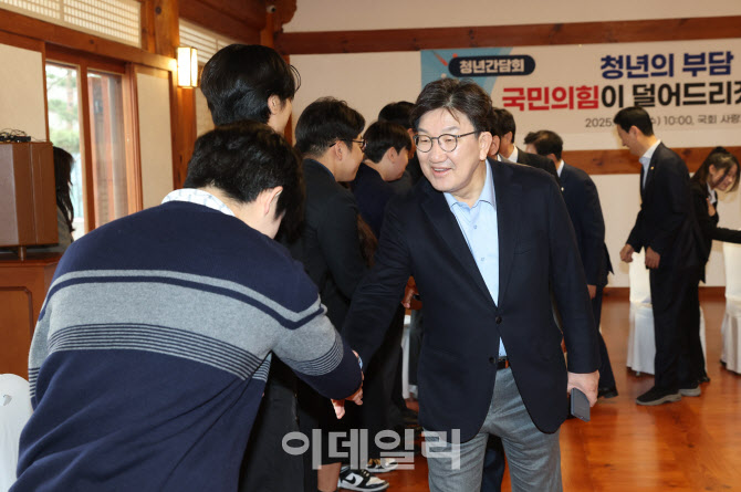 [포토]'청년들 만난 권성동 원내대표'