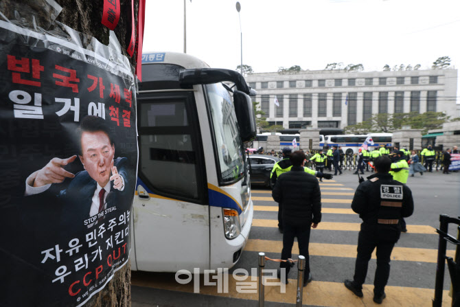 [포토]헌법재판소 앞 윤석열 탄핵 반대 시위