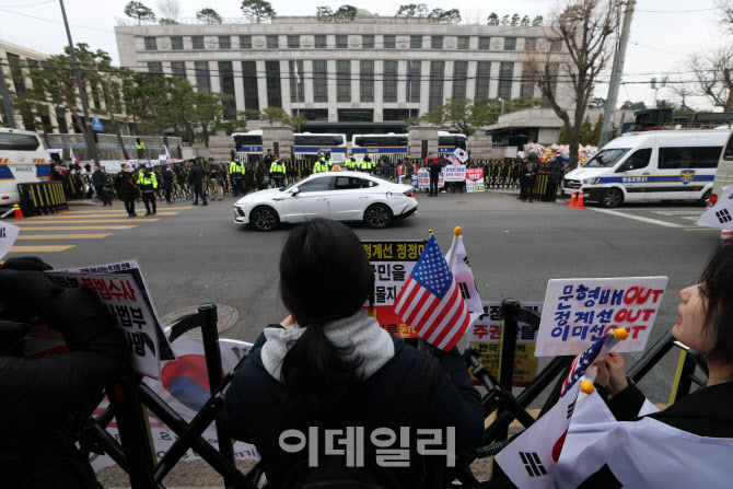 [포토]헌재 앞에서 열리는 탄핵 반대 시위
