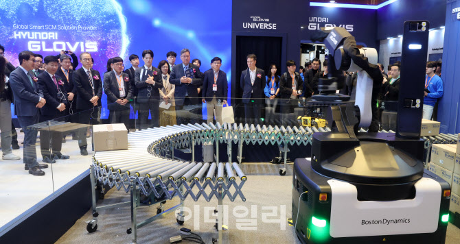 [포토]현대글로비스, 스마트물류설루션·로봇 스트레치 공개