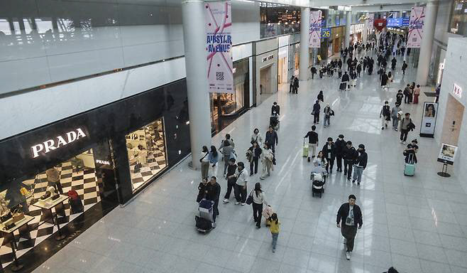 "관광객 늘어도 매출 감소"…면세업계 올해도 어두운 터널