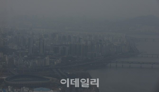 [포토]미세먼지 많은데 황사까지 대기질 `최악`