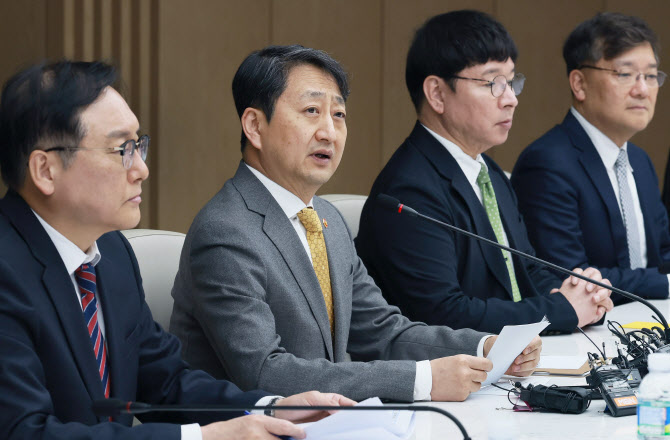 트럼프 관세 코앞으로…산업장관 “산업계 최대한 보호”