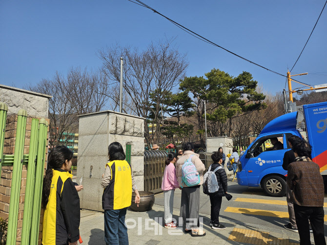 '한남동 악몽' 재현, 헌재 앞은 전쟁터…주민 불안 `극심`