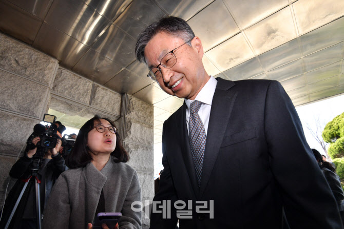 밝은 표정으로 97일만에 직무복귀한 최재해 감사원장