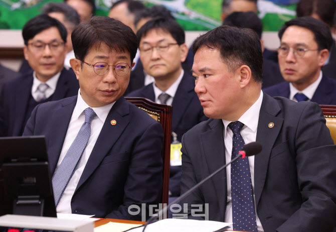 [포토]국토위 전체회의, '대화하는 박상우-백원국'