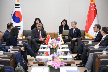 "인적 교류·사법공조" 조희대 대법원장, 싱가포르와 협력 논의