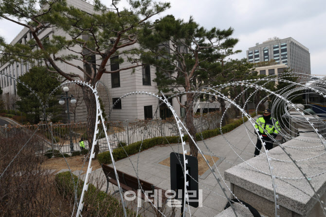 [포토]헌법재판소 담벼락에 설치된 원형 철조망