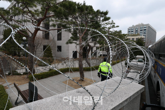 [포토]헌법재판소 담벼락에 원형 철조망