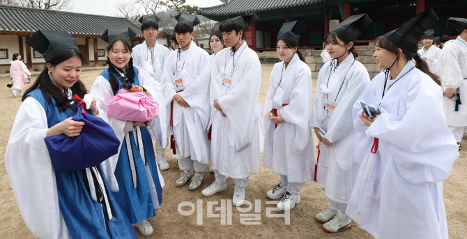 [포토]신방례 참석한 성균관대 신입생