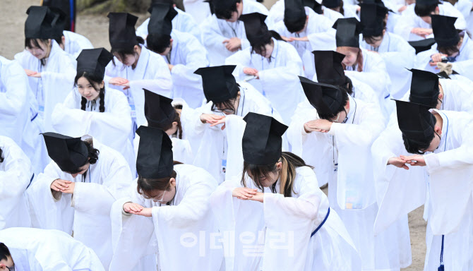 [포토]신방례, 인사 올리는 성균관대 신입생