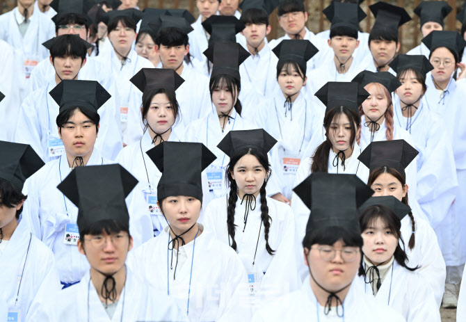 [포토]신방례 참석한 성균관대 신입생