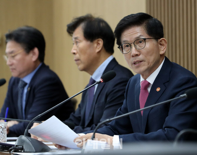 [포토] 간담회 발언하는 김문수 고용노동부 장관