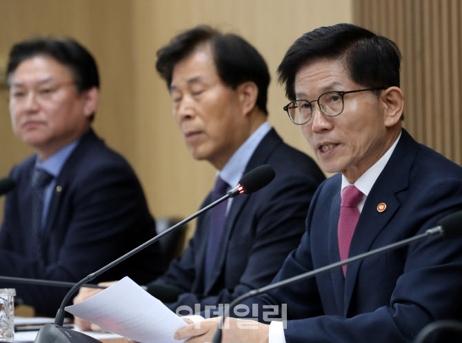[포토] 김문수 장관, 건설근로자 고용개선 간담회