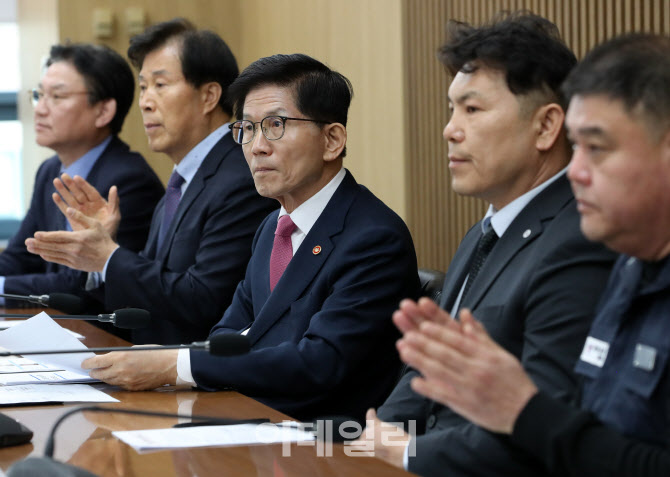 [포토] 건설근로자 현장 간담회 참석하는 김문수 장관
