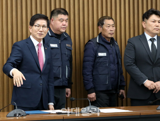 [포토] 김문수 장관, 건설근로자 현장 간담회