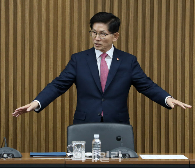 [포토] 김문수 장관, 건설근로자 현장 간담회
