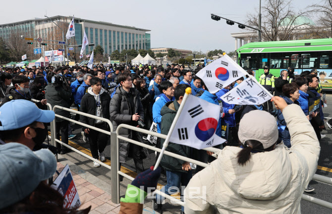 [포토]광화문 광장 향하는 민주당 의원들, '내란수괴 파면촉구 도보행진'