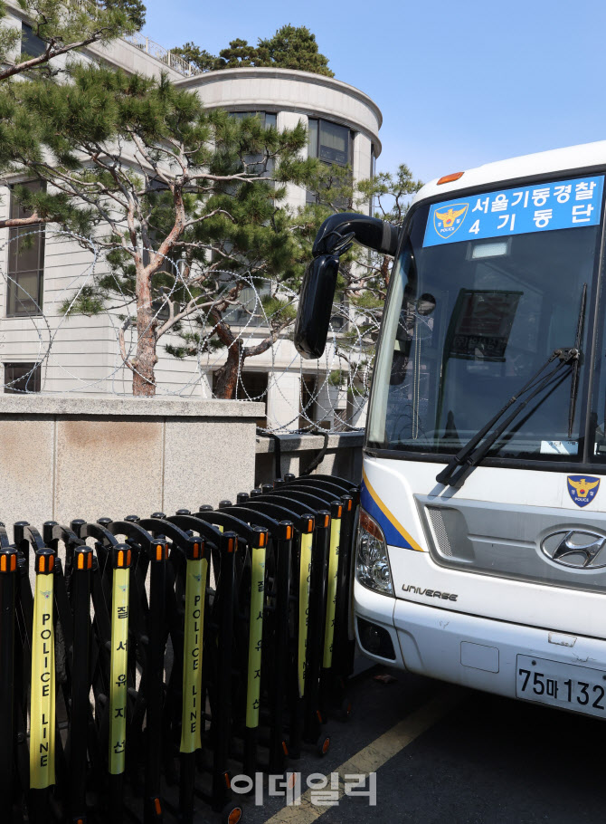 [포토]헌재 담벼락에 설치된 철조망
