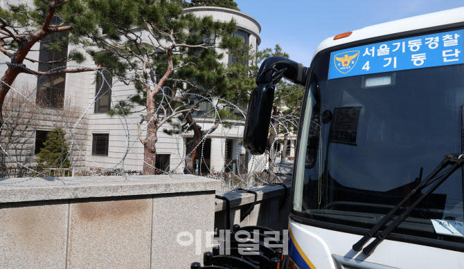 [포토]헌재 담벼락에 설치된 철조망과 경계근무중인 경찰