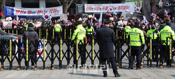[포토]윤 대통령 탄핵 선고 앞두고 경계 근무 강화된 헌법재판소